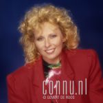 26-10-1988 Bonnie St. Clair at studio in Amsterdam. Photo: Govert de Roos/Connu

[keywords]Half Length, Eyecontact[/keywords]